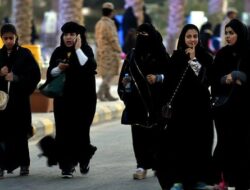 Prancis Larang Penggunaan Abaya Bagi Siswa Muslim