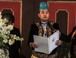 Gusti Purbaya Ikrar Jadi Raja Solo di Depan Jenazah Ayahnya