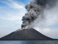 Gunung Anak Krakatau Berstatus Siaga, BPBD Minta Warga Pesisir dan Nelayan Jauhi Radius 5 Kilometer