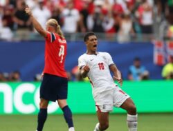 Brace Bellingham Selamatkan Inggris