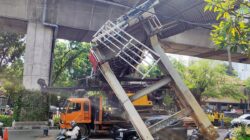 Truk Alat Berat Tabrak JPO, Jalan Tendean Macet Parah