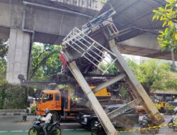 Truk Alat Berat Tabrak JPO, Jalan Tendean Macet Parah