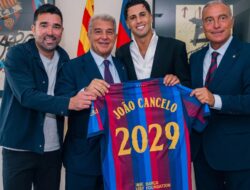 Barca Permanenkan Kontrak Joao Cancelo