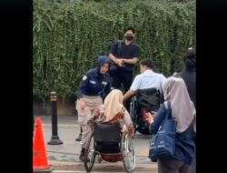 Aksi Pramusapa Transjakarta Bantu Disabilitas Dapat Pujian