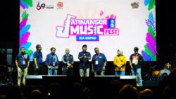 Menteri Koperasi, yang juga Ketua IKA Unpad, Ferry Juliantono menyampaikan sambutan pada Puncak Reuni Akbar Alumni Unpad 2026 "Homecoming Festival - Kembali Ke Jatinangor, Kembali ke Jati Diri" di Lapangan Merah Kampus Unpad. Jatinangor, Sabtu (19/9/2026) malam. Foto: IST