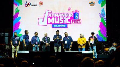 Menteri Koperasi, yang juga Ketua IKA Unpad, Ferry Juliantono menyampaikan sambutan pada Puncak Reuni Akbar Alumni Unpad 2026 "Homecoming Festival - Kembali Ke Jatinangor, Kembali ke Jati Diri" di Lapangan Merah Kampus Unpad. Jatinangor, Sabtu (19/9/2026) malam. Foto: IST