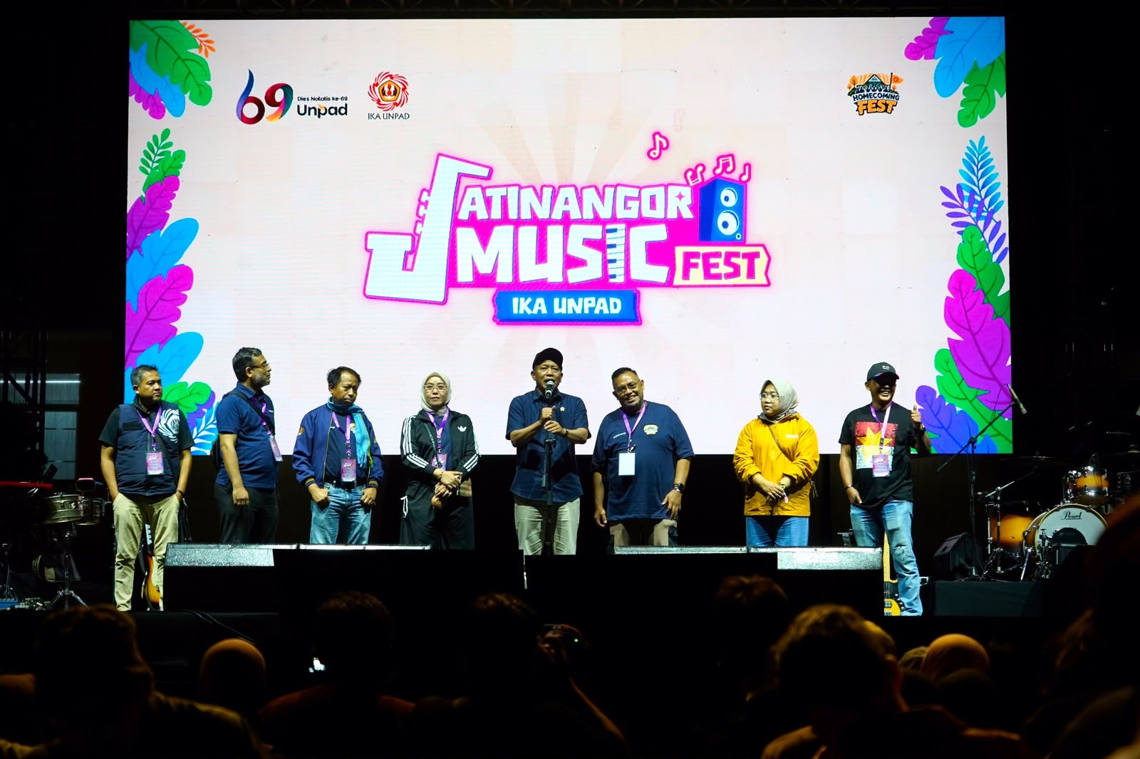 Menteri Koperasi, yang juga Ketua IKA Unpad, Ferry Juliantono menyampaikan sambutan pada Puncak Reuni Akbar Alumni Unpad 2026 "Homecoming Festival - Kembali Ke Jatinangor, Kembali ke Jati Diri" di Lapangan Merah Kampus Unpad. Jatinangor, Sabtu (19/9/2026) malam. Foto: IST
