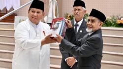 Presiden Terima Mushaf Al Quran dan Buku Gontor