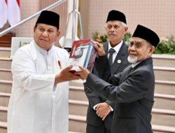 Presiden Terima Mushaf Al Quran dan Buku Gontor