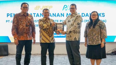 Dirut Paljaya Untung Suryadi dan Dirut JIEP Dharma Satriadi menandatangani kerja sama pengelolaan air limbah. Foto: BJ