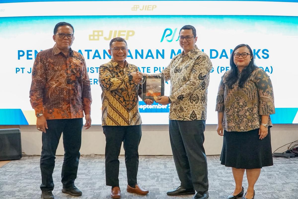 Dirut Paljaya Untung Suryadi dan Dirut JIEP Dharma Satriadi menandatangani kerja sama pengelolaan air limbah. Foto: BJ